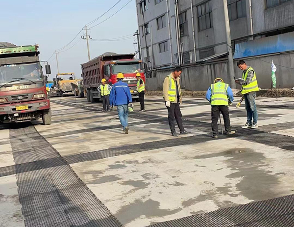 东辽老材料的新故事:玻璃纤维土工格栅如何在‘白改黑’浪潮中重获新生?