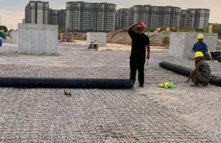 东辽土工格栅铺设前地基要怎么处理？